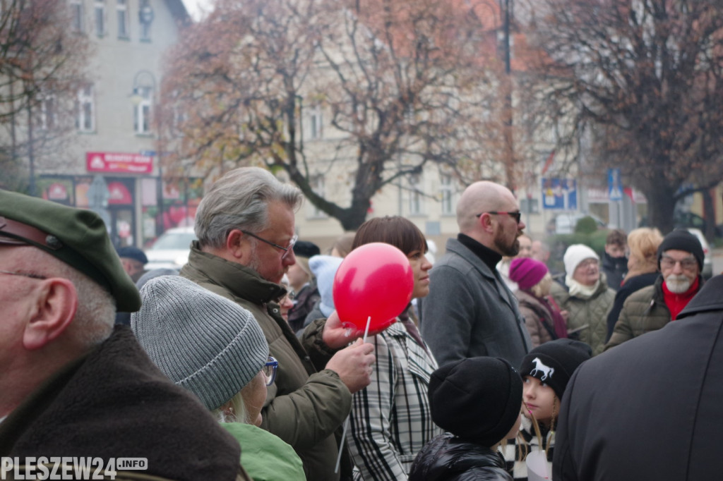 Wspólne śpiewanie Hymnu na Rynku w Pleszewie