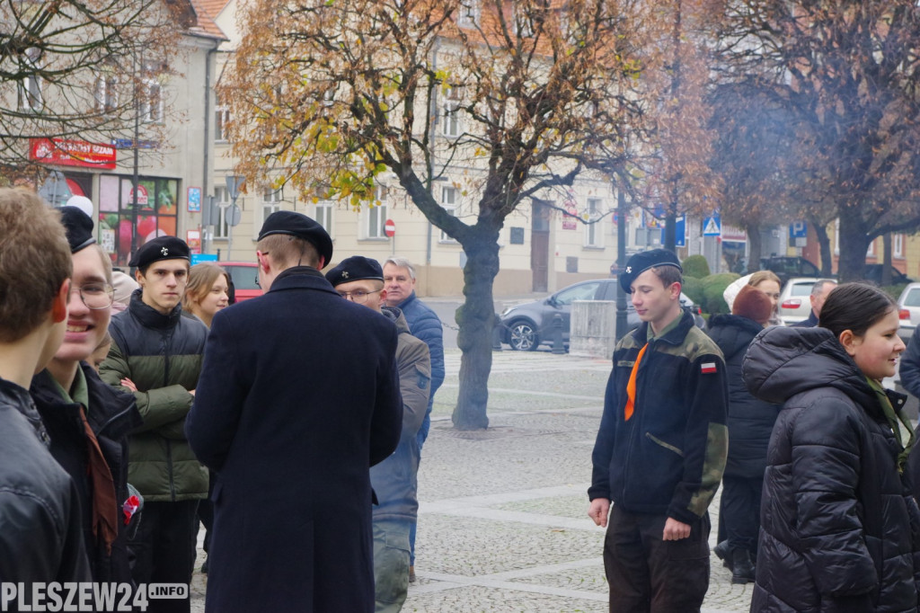 Wspólne śpiewanie Hymnu na Rynku w Pleszewie