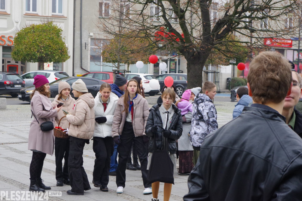 Wspólne śpiewanie Hymnu na Rynku w Pleszewie