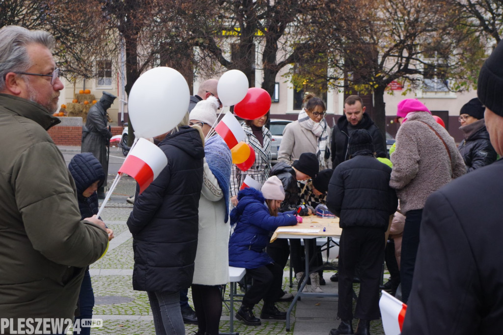 Wspólne śpiewanie Hymnu na Rynku w Pleszewie