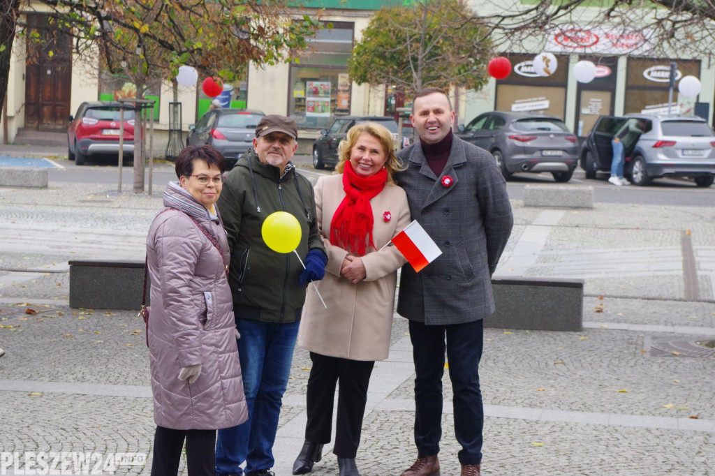 Wspólne śpiewanie Hymnu na Rynku w Pleszewie