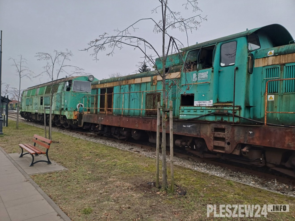 Lokomotywy i wagony do kasacji na stacjach Pleszew