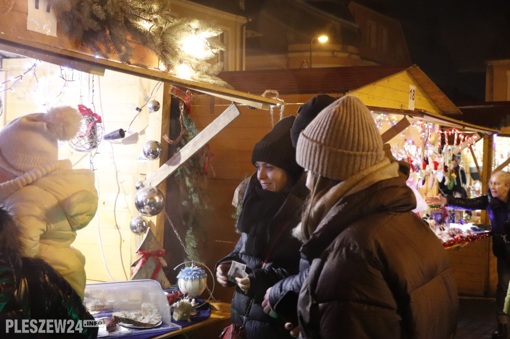 Pleszewski rynek z choinką i zapachem świąt