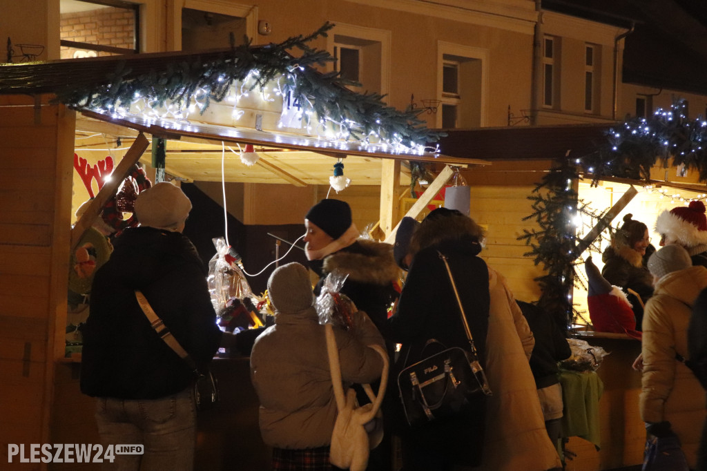 Pleszewski rynek z choinką i zapachem świąt