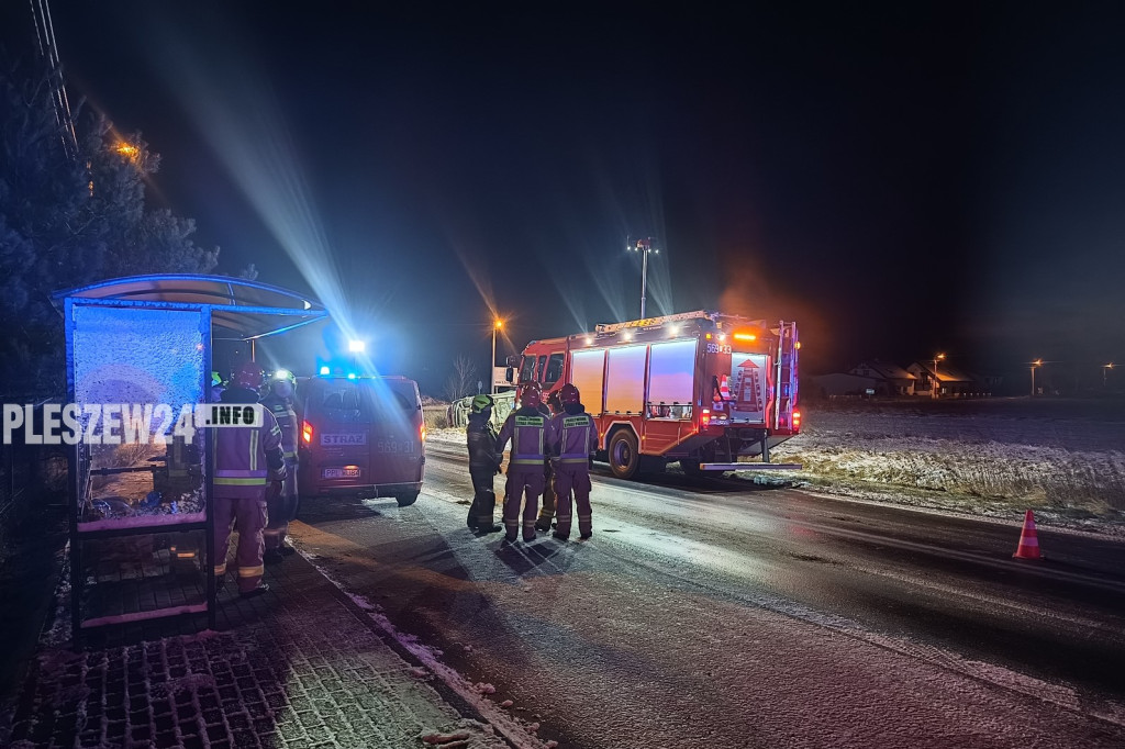 Wypadek busa na drodze powiatowej w Fabianowie