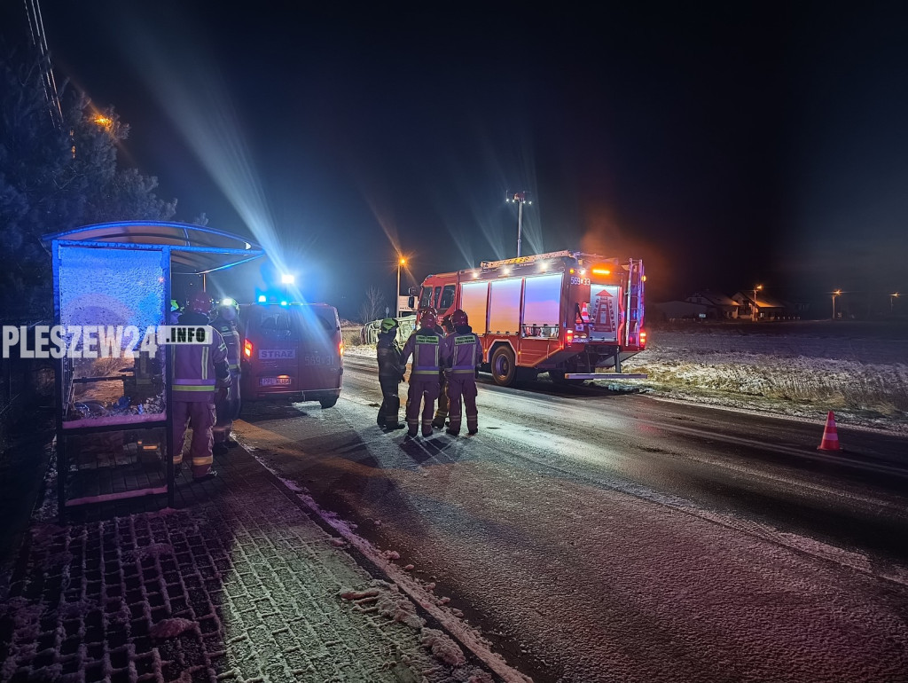 Wypadek busa na drodze powiatowej w Fabianowie