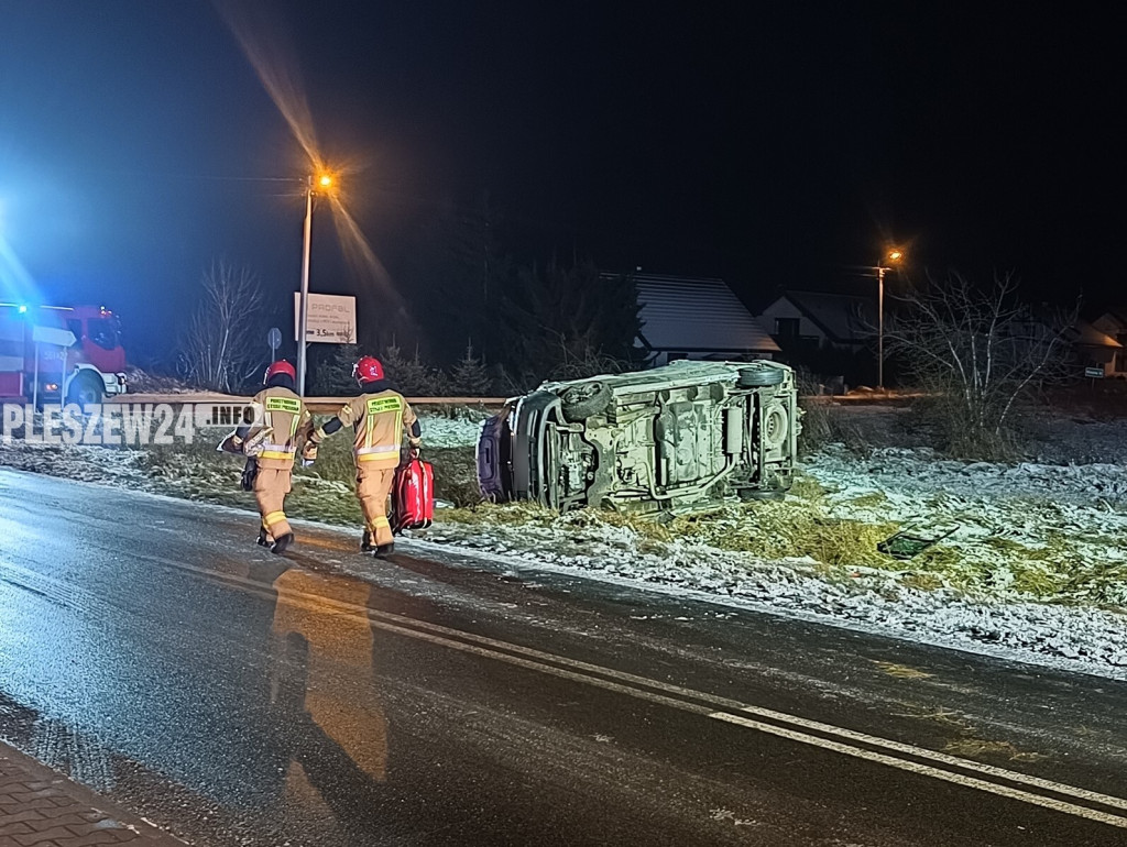 Wypadek busa na drodze powiatowej w Fabianowie