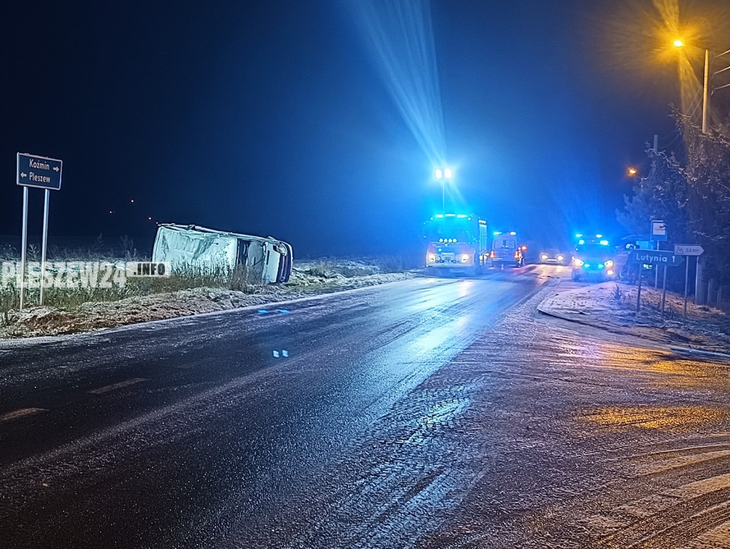 Wypadek busa na drodze powiatowej w Fabianowie