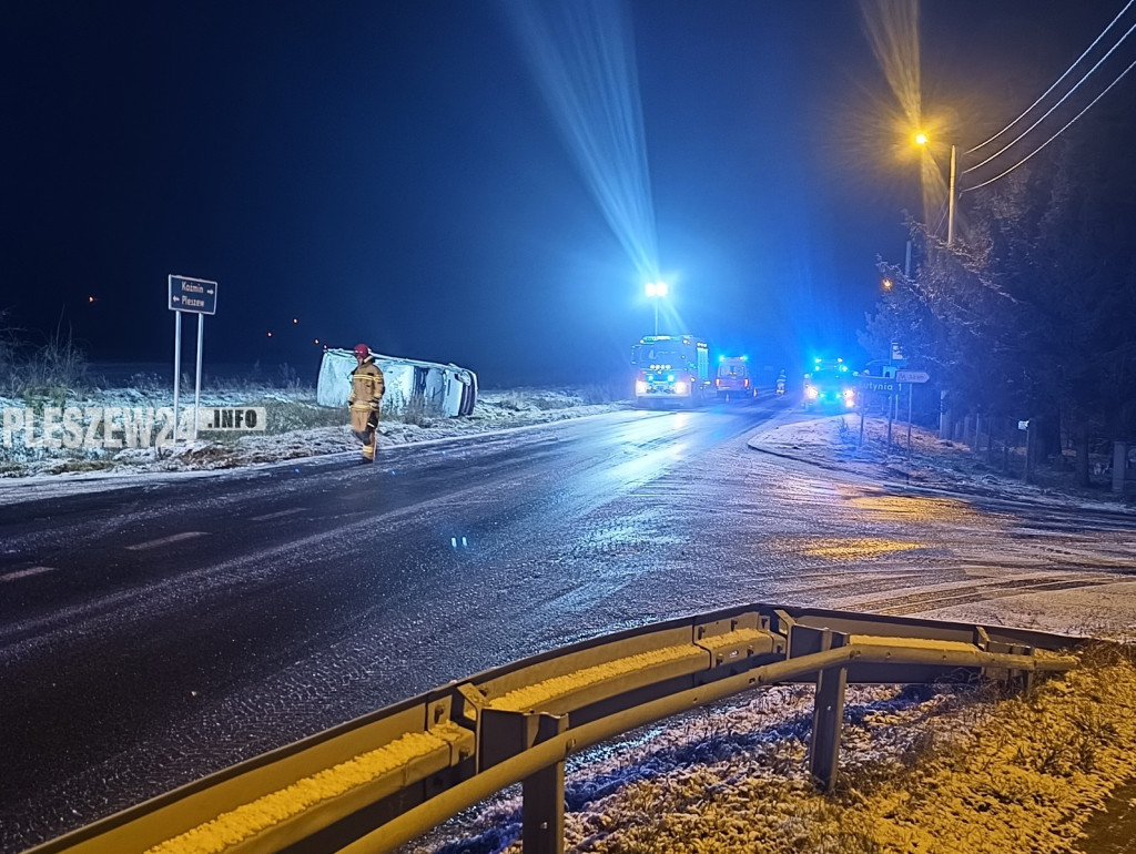 Wypadek busa na drodze powiatowej w Fabianowie