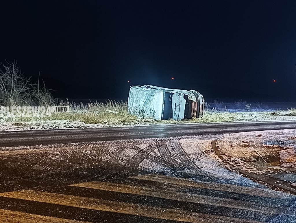 Wypadek busa na drodze powiatowej w Fabianowie