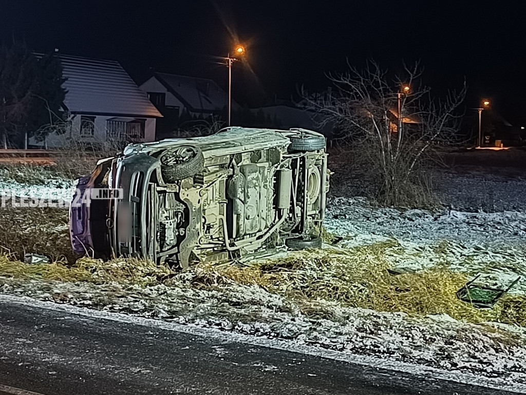 Wypadek busa na drodze powiatowej w Fabianowie