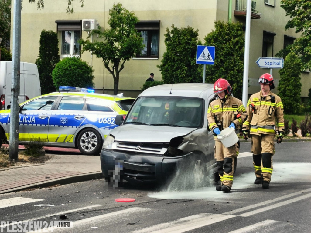 Zderzenie dwóch samochodów w centrum miasta