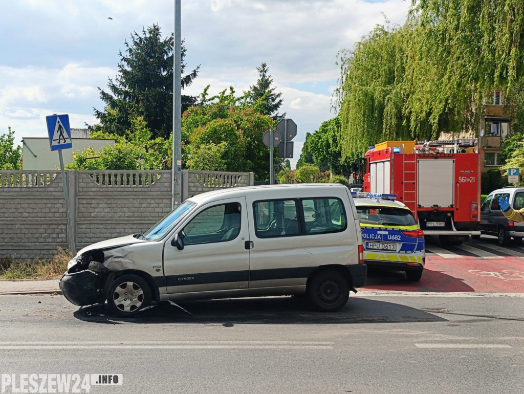 Zderzenie dwóch samochodów w centrum miasta