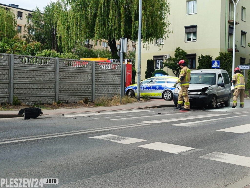 Zderzenie dwóch samochodów w centrum miasta