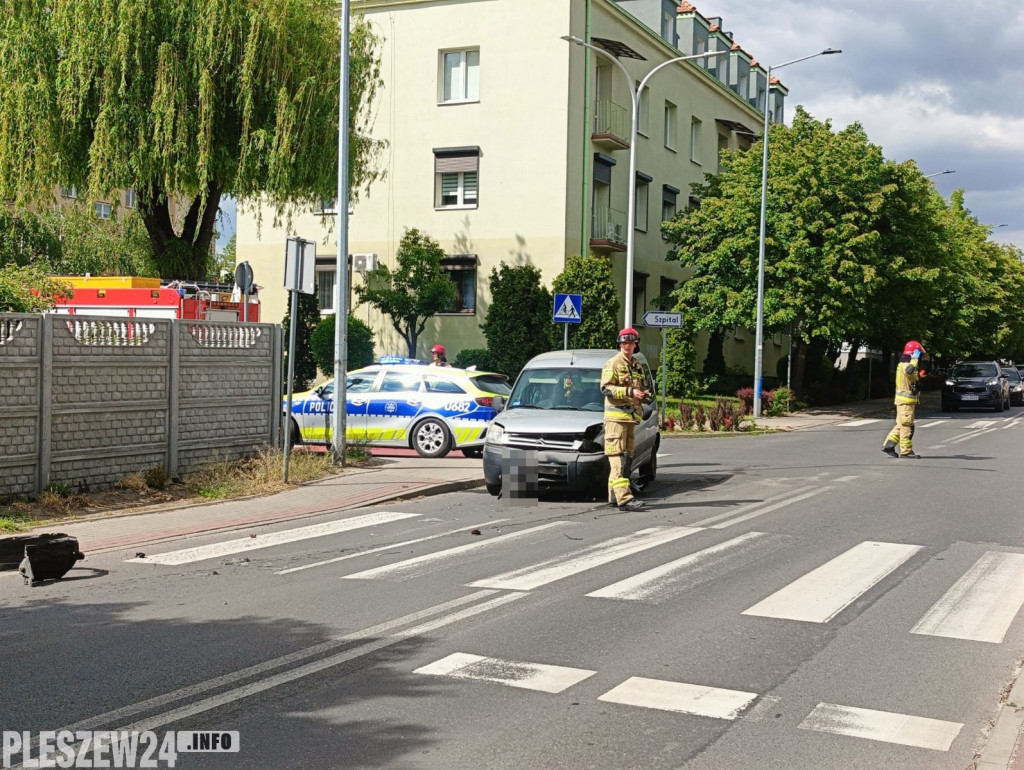 Zderzenie dwóch samochodów w centrum miasta