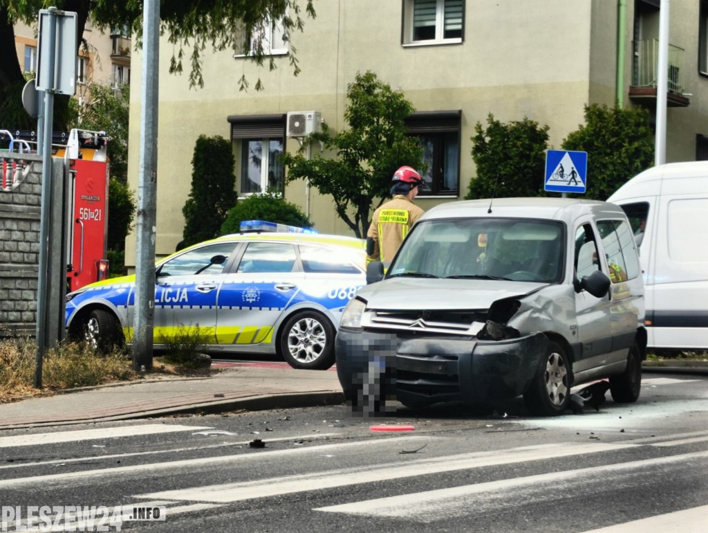 Zderzenie dwóch samochodów w centrum miasta