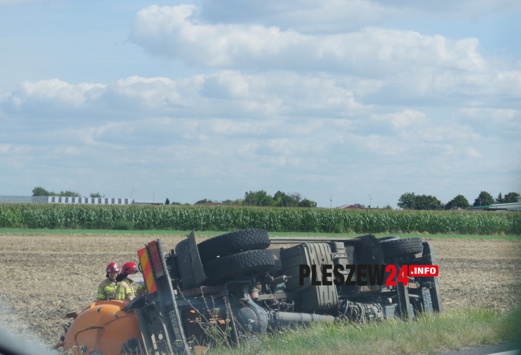 Wypadek samochodu z  nieczystościami w Pleszewie
