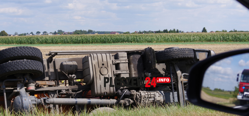 Wypadek samochodu z  nieczystościami w Pleszewie
