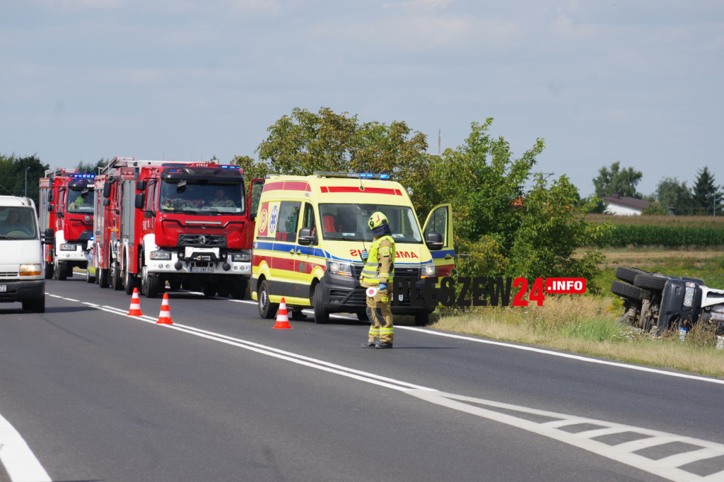 Wypadek samochodu z  nieczystościami w Pleszewie
