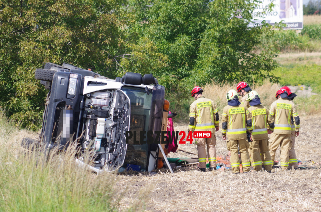 Wypadek samochodu z  nieczystościami w Pleszewie