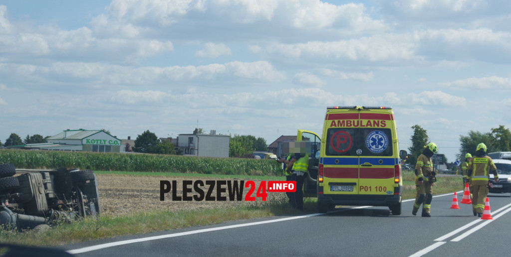 Wypadek samochodu z  nieczystościami w Pleszewie