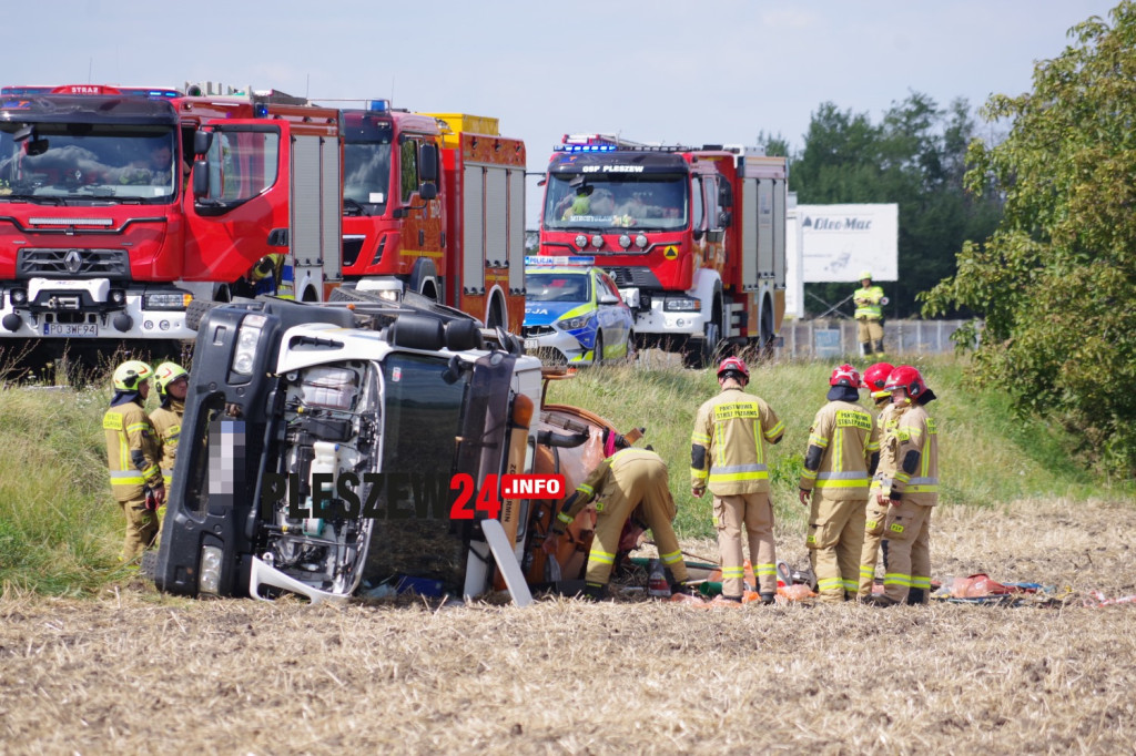 Wypadek samochodu z  nieczystościami w Pleszewie