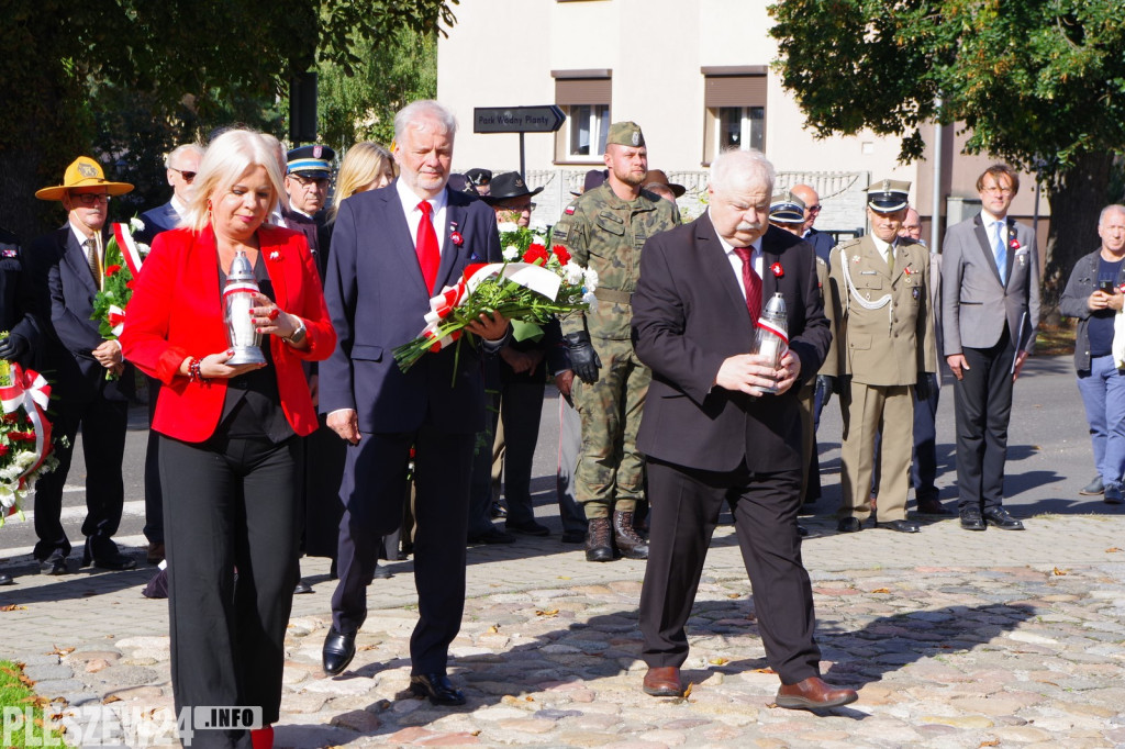 Uroczyste odsłonięcie pomnika ofiar z Komarna