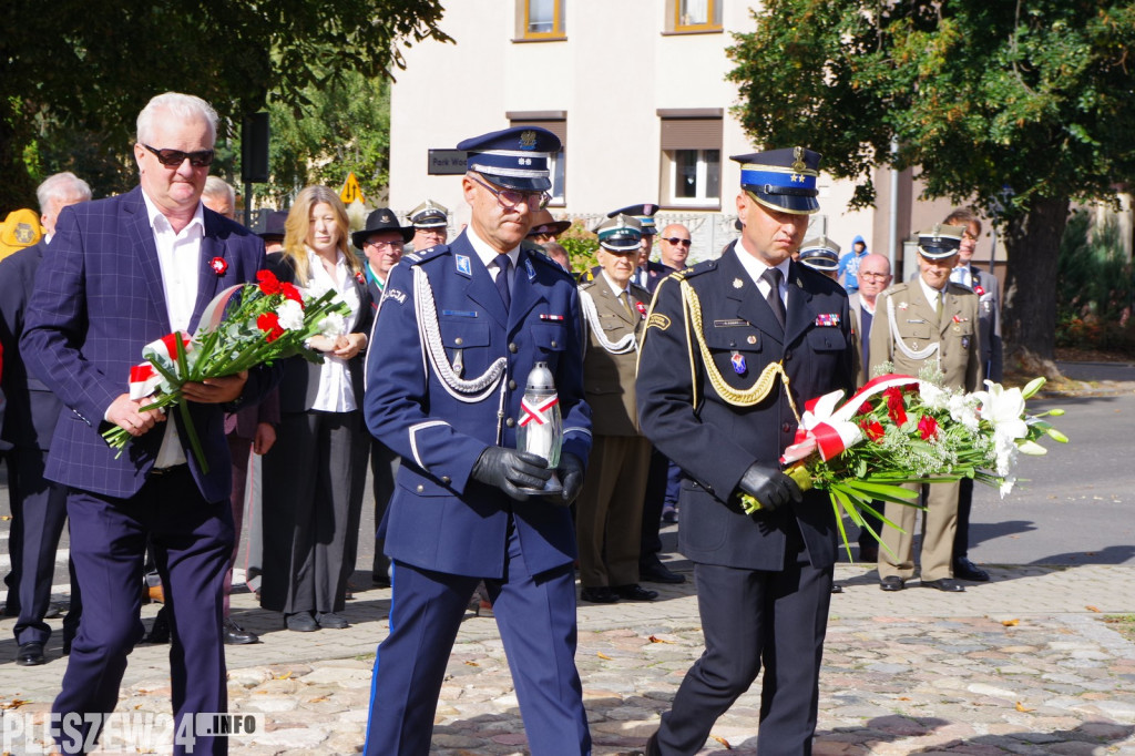 Uroczyste odsłonięcie pomnika ofiar z Komarna