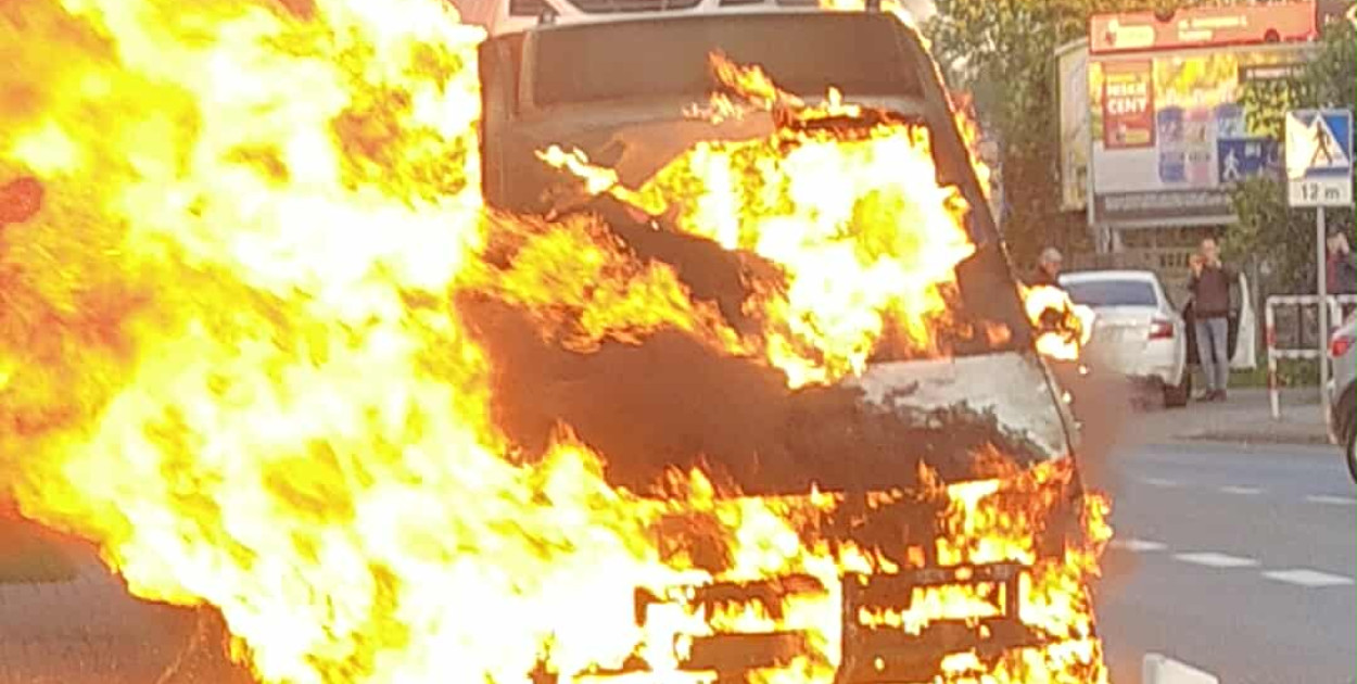 Płonący autobus PPL zatrzymał ruch krajowej
