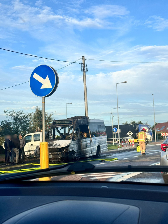 Płonący autobus PPL zatrzymał ruch krajowej