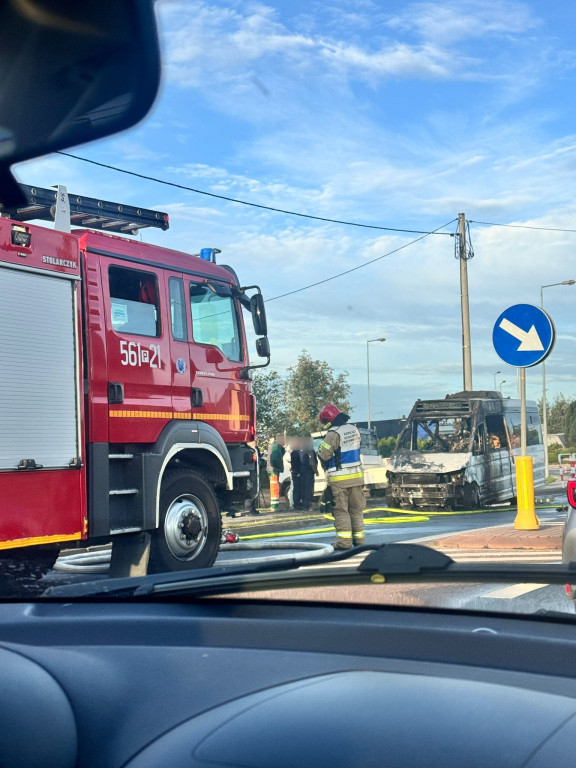 Płonący autobus PPL zatrzymał ruch krajowej