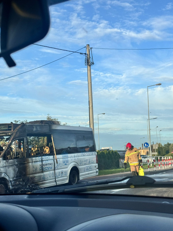 Płonący autobus PPL zatrzymał ruch krajowej