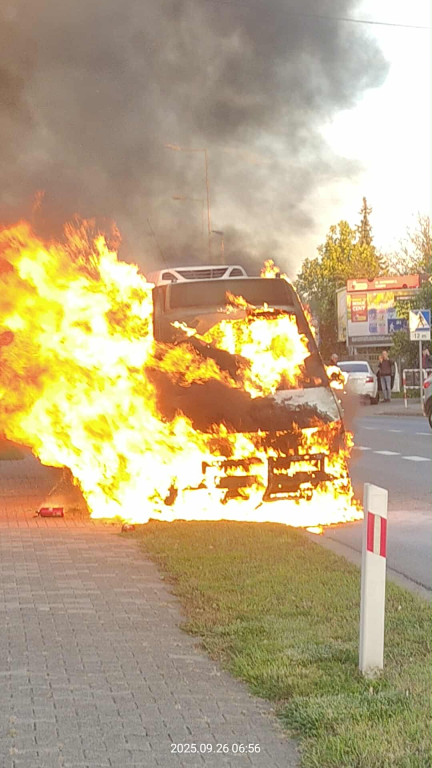 Płonący autobus PPL zatrzymał ruch krajowej