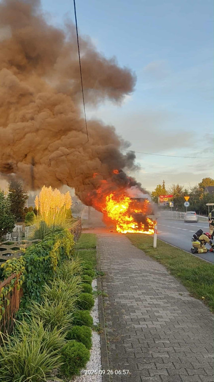 Płonący autobus PPL zatrzymał ruch krajowej