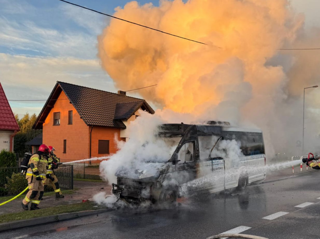 Płonący autobus PPL zatrzymał ruch krajowej