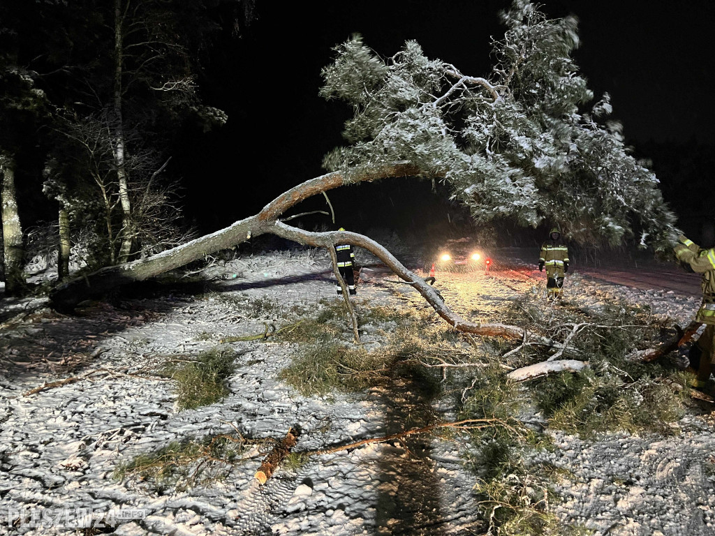 Ciężka noc. Dziesiątki zdarzeń w powiecie