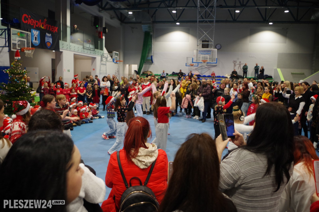 Jarmark Mikołajkowy w pleszewskiej Jedynce