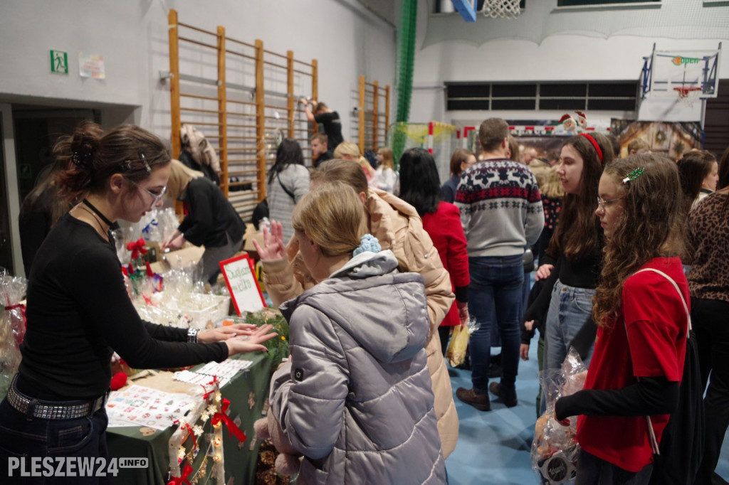 Jarmark Mikołajkowy w pleszewskiej Jedynce