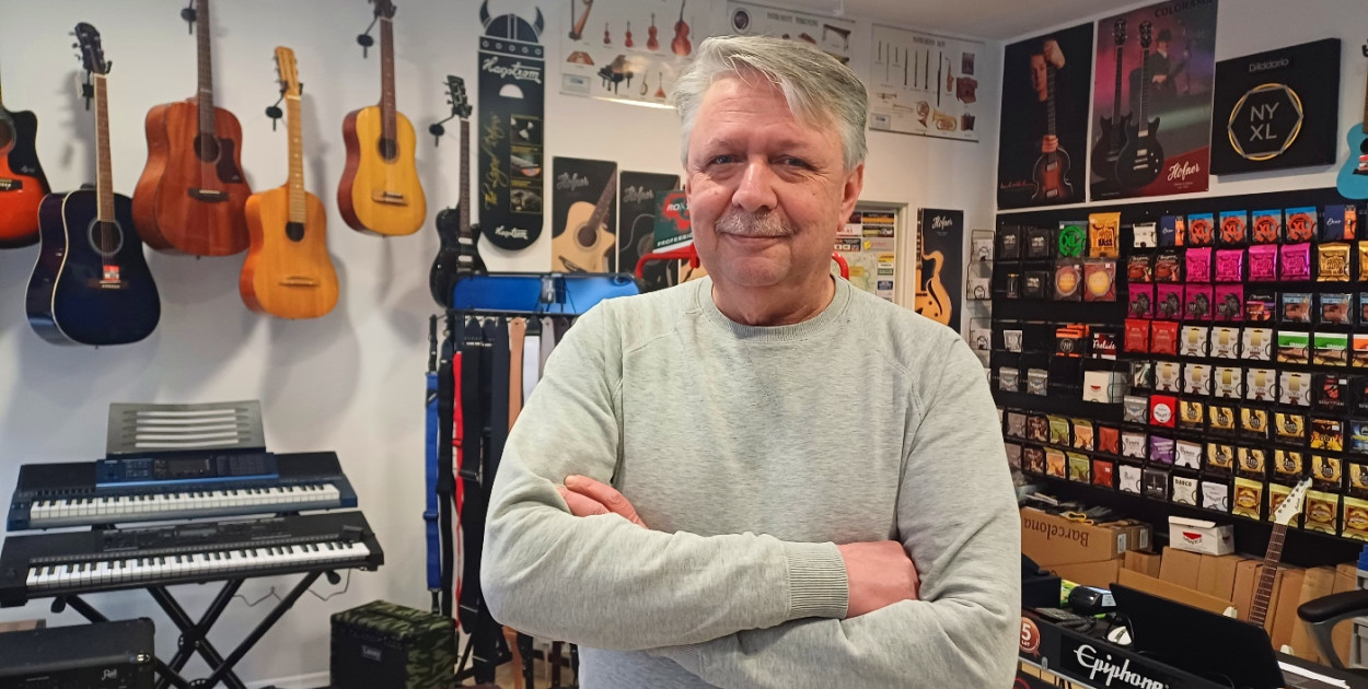 Stefan Sobocki to doświadczony muzyk. Zaprasza do swojego sklepu muzycznego w Pleszewie przy ulicy Kaliskiej. 