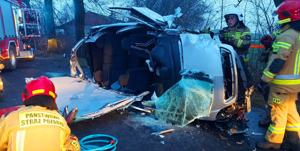 Samochód marki Opel przewrócił się na bok.Fot. OSP Dobrzyca
