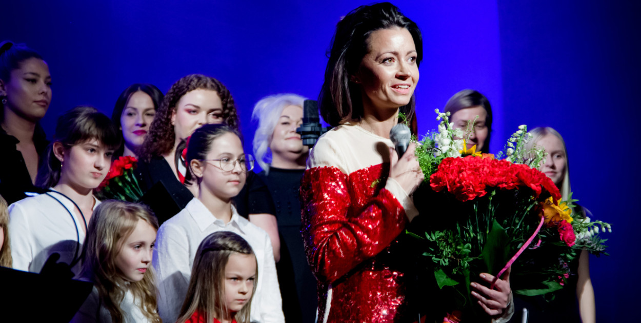 Dorota Wróblewska wraz z artystami. Fot: Pleszew 24.info / Roman Urbaniak