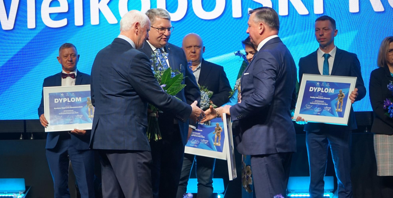 Państwo Olejniczakowie odbierają nagrodę z rąk G. Skrzypczaka (pierwszy od lewej) oraz K. Grabowskiego (drugi od lewej)