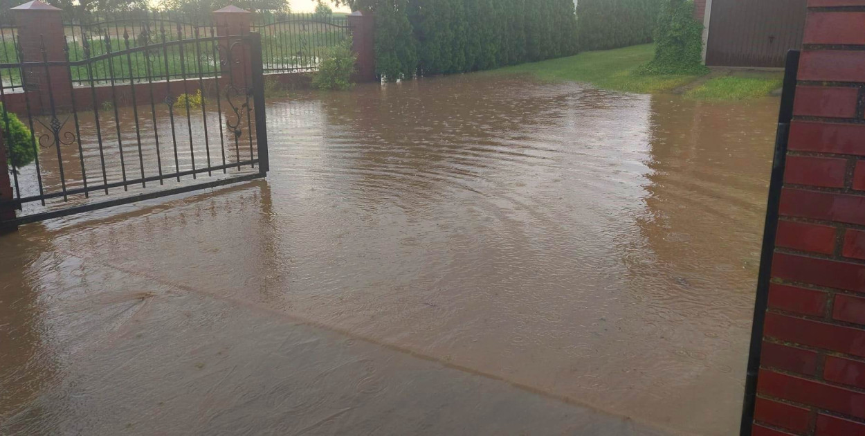 Powiat pleszewski: uderzenie pioruna i zalane podwórze [zdjęcia]