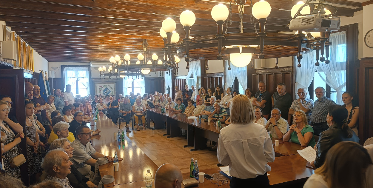 Na same wybory przewodniczącej do ratusza przybyło grubo ponad 100 osób. Fot.: Maciej Jaworski/Pleszew24.info