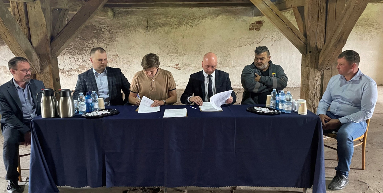 Podpisanie umowy na remont spichlerza w Kucharach. Fot. Gm. Gołuchów