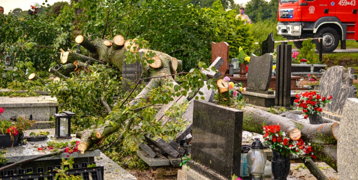 Zniszczone pomniki w Magnuszewicacach. Fot. Jarocin112.pl