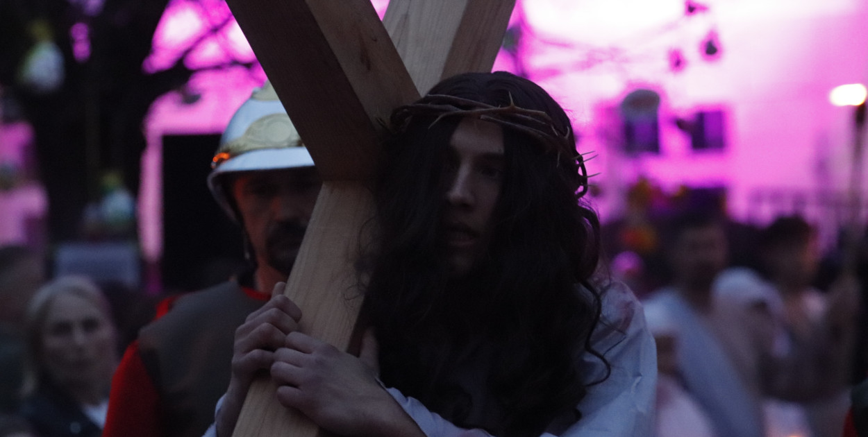 Jan Balcer jako Jezus. Foto: Alex Makowiecki / Pleszew24.info 