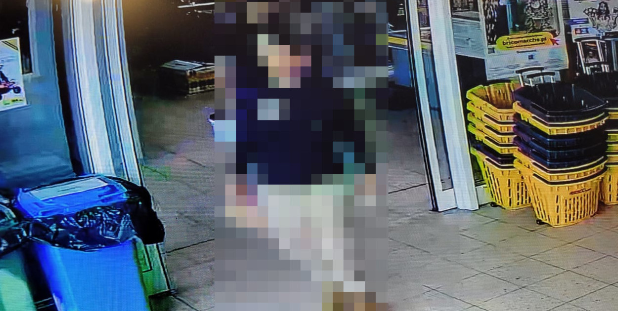 Mężczyznę nagrał monitoring. Tu jak wychodzi ze sklepu.