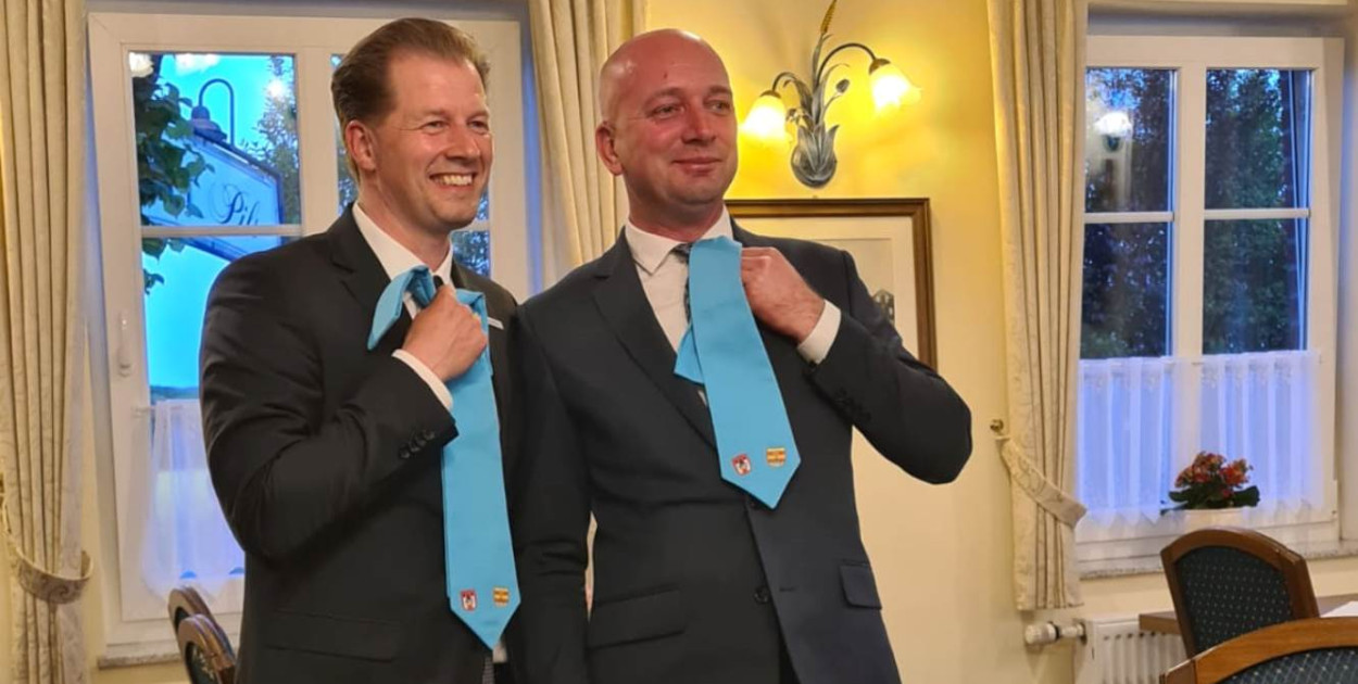 Wójt Tomasz Pawlak (z prawej) oraz burmistrz Henning Dierks / Fot.  miasto Bad Zwischenahn