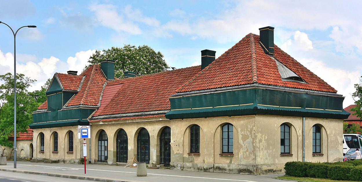Stacja w Wilanowie przed modernizacją. Foto: Autorstwa Adrian Grycuk - Praca własna, CC BY-SA 3.0 pl, https://commons.wikimedia.org/w/index.php?curid=80070236